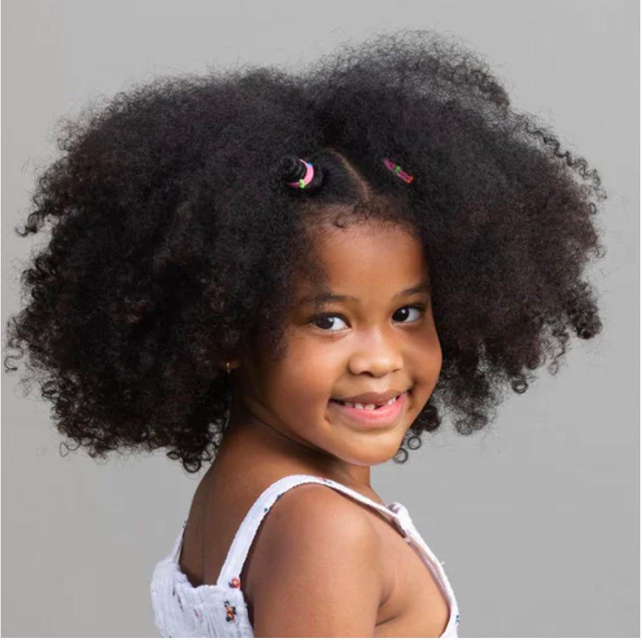 La routine pour les cheveux frisés de votre enfant